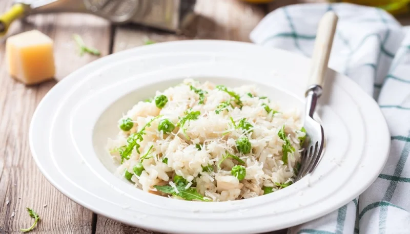 Risotto crémeux aux petits pois et dés de poulet