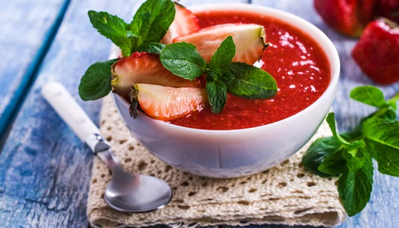 Soupe de fruits rouges au gingembre et à la menthe