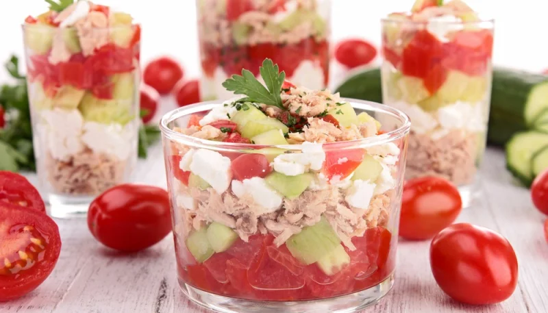 Tartare de concombre, thon, feta et tomate en verrine