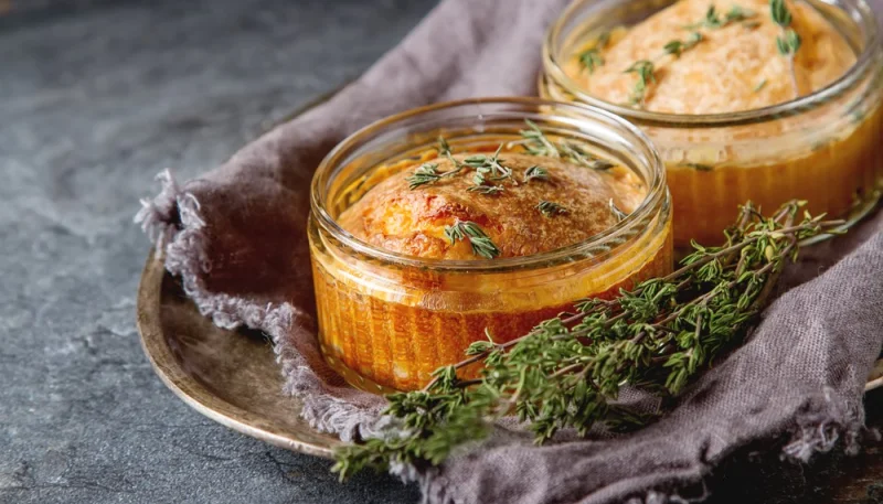 Soufflé de pommes de terre aux fines herbes et au fromage de brebis