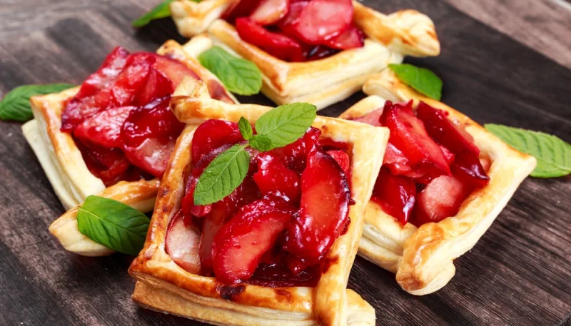 Feuilletés au miel, amandes et fruits rouges