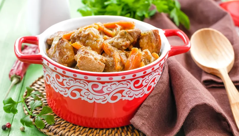 Sauté de porc aux carottes et aux raisins secs