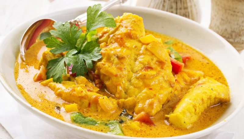 Curry de poisson léger – crémeux, parfumé et prêt en 30 min