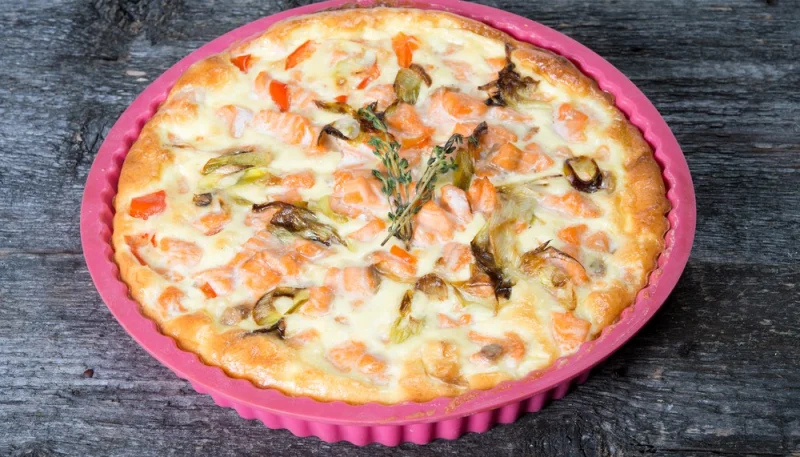 Quiche sans pâte au saumon et poireaux