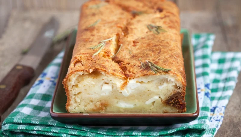 Cake aux figues, feta et chèvre