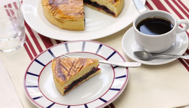 Gâteau basque fourré aux cerises
