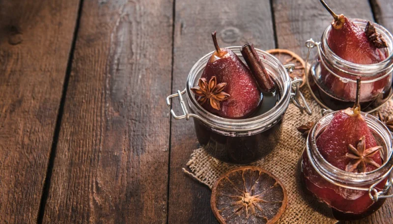 Poires pochées au vin rouge