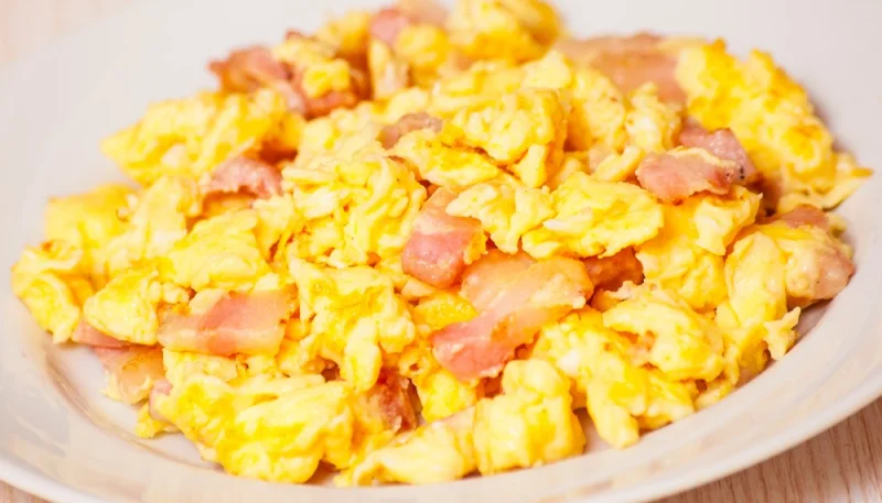 Oeufs brouillés au fromage et au jambon