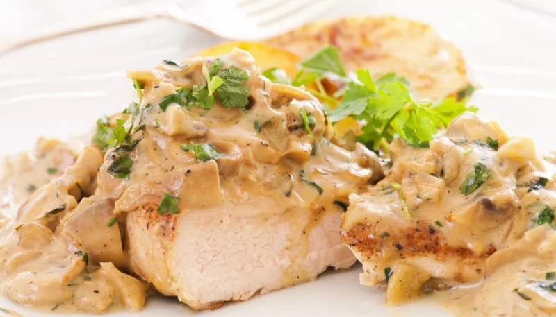 Poulet léger aux champignons, moutarde et yaourt
