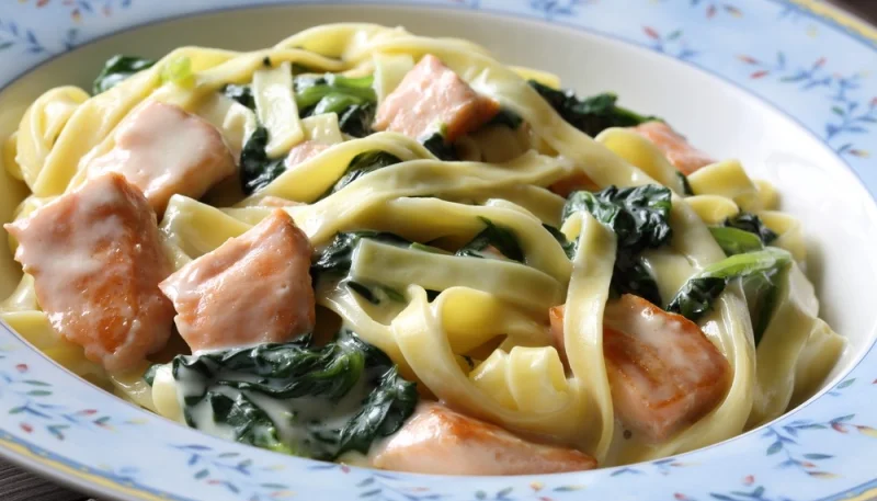 Tagliatelles au saumon et aux épinards