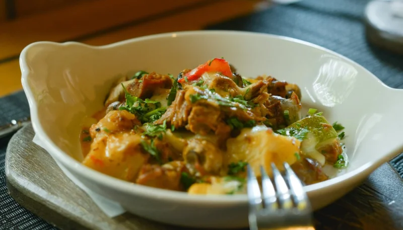 Boeuf sauté aux oignons et champignons