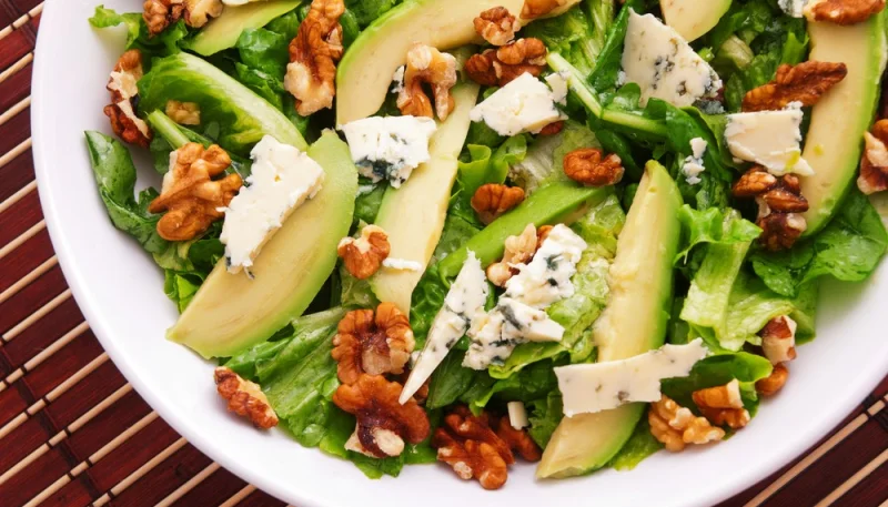 Salade d'avocats à la poire et au roquefort