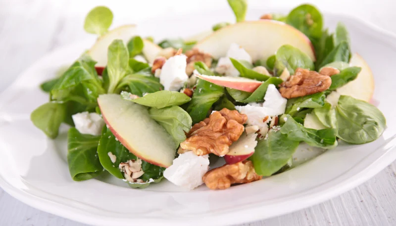 Salade de mâche aux pommes, feta et noix