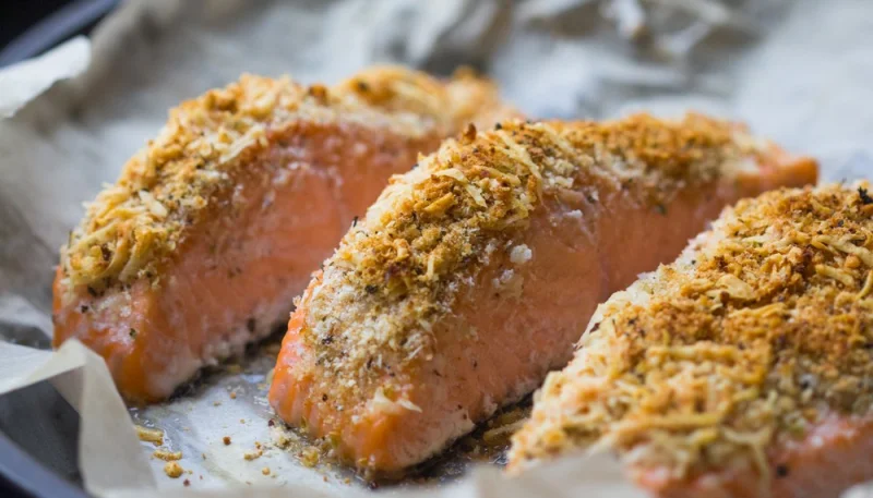 Pavés de saumon au parmesan et aux noisettes