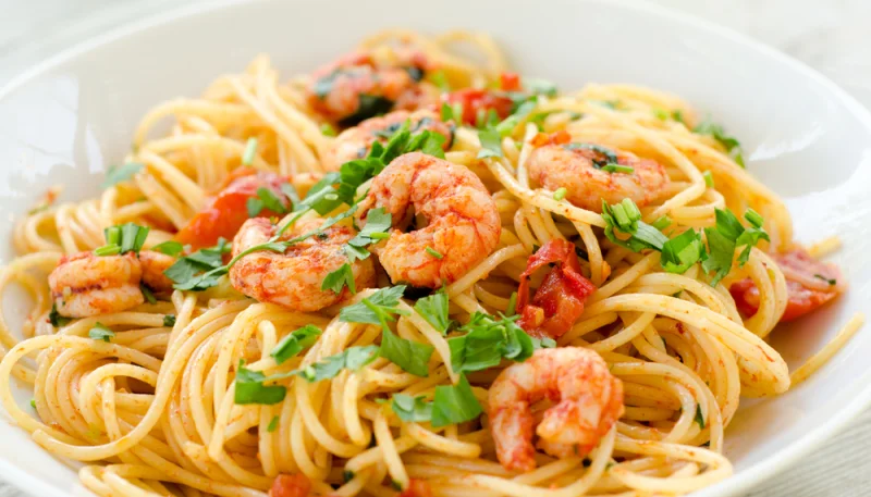 Spaghetti aux crevettes et sauce tomate