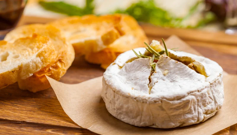 Camembert rôti aux noix et thym