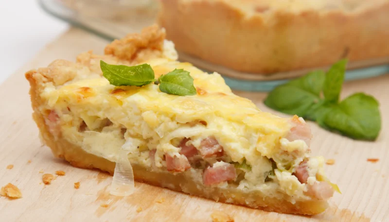 Tarte aux oignons, lardons et camembert