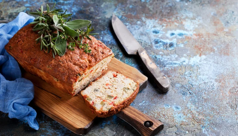 Cake aux poivrons, tomates et à la feta