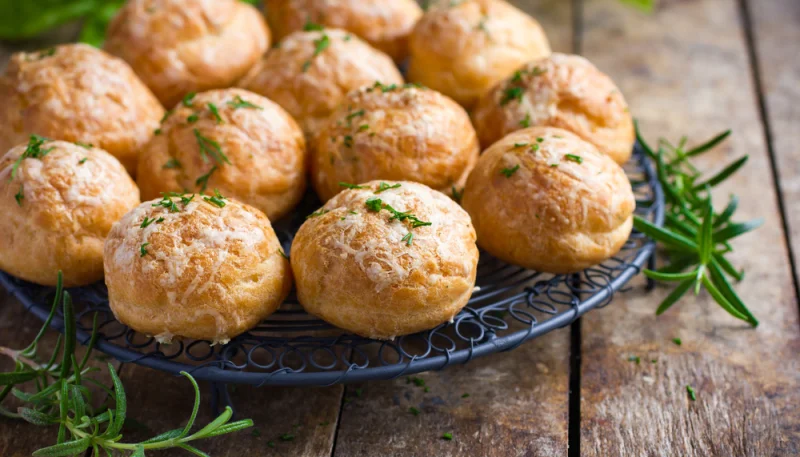 Mini-gougères au chèvre et herbes de provence