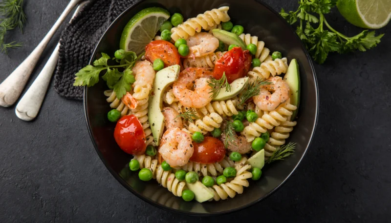 Salade de pâtes aux crevettes et avocat