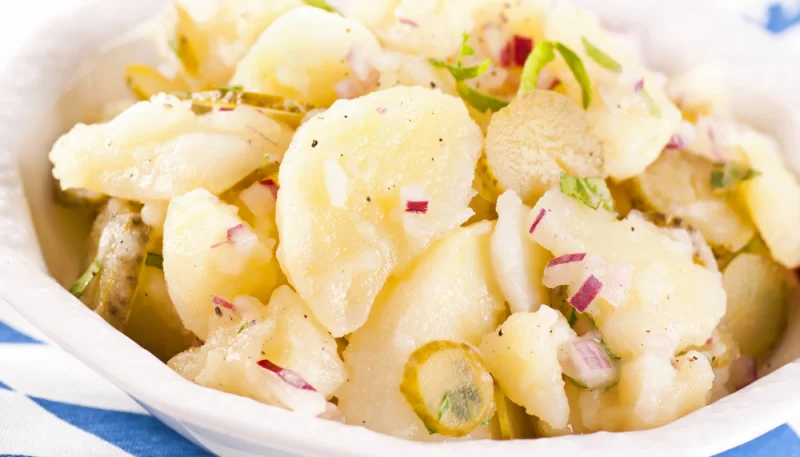 Salade de pommes de terre aux oignons et cornichons