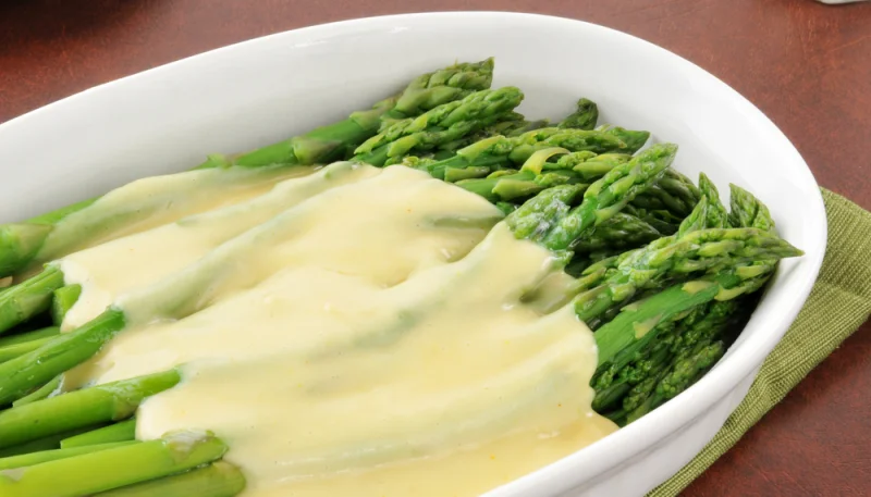 Asperges vertes à la sauce hollandaise