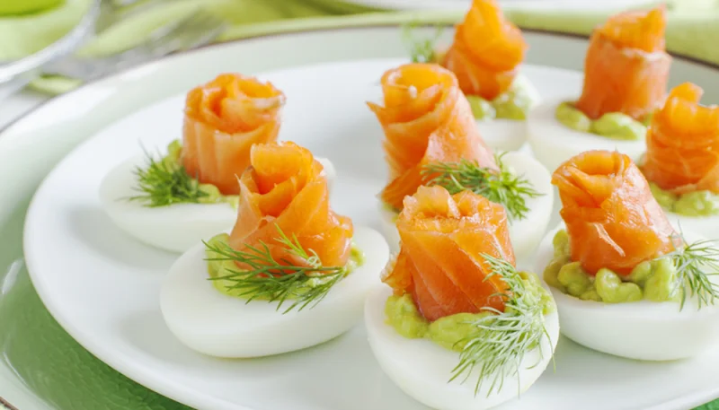 Oeufs mimosa aux asperges vertes et saumon fumé