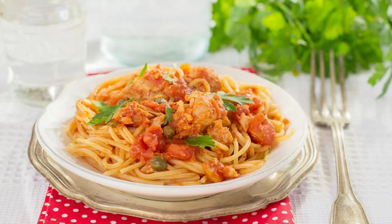 Spaghettis aux tomates, thon et câpres