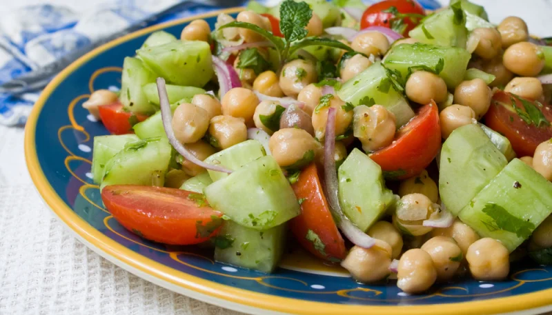 Salade de pois chiches, concombre, oignon et tomates