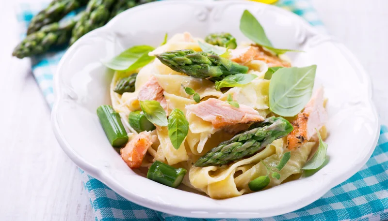 Tagliatelles au saumon et asperges vertes
