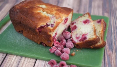 Cake aux framboises et lait de coco