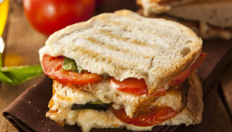Croque-monsieur à la tomate et mozzarella