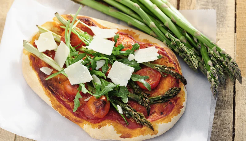 Pizza aux asperges et parmesan