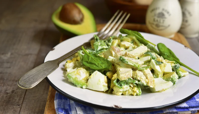 Salade de poulet et avocat à la sauce au yaourt