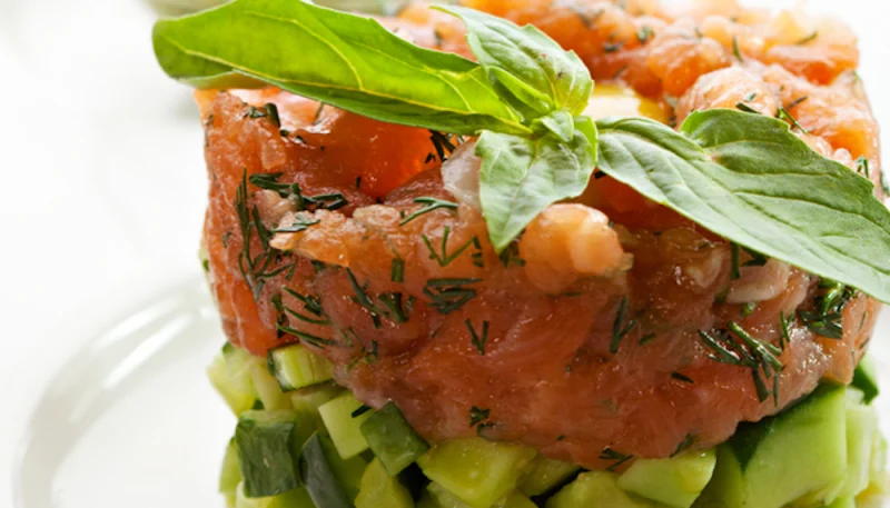 Tartare de concombre et saumon fumé