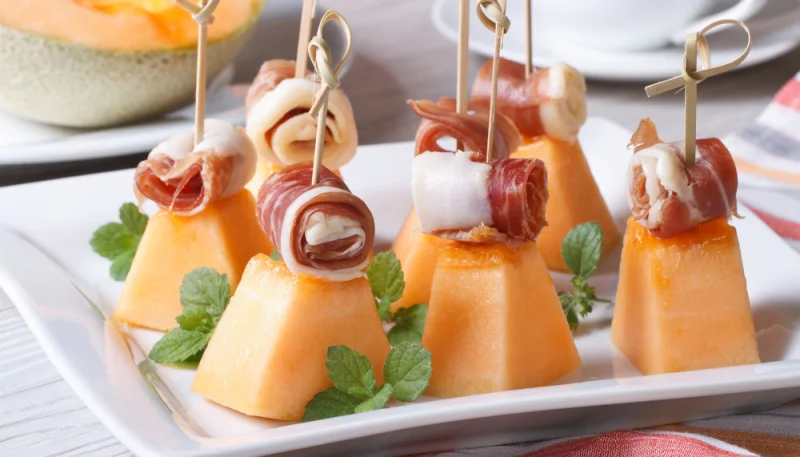 Brochettes de melon au jambon cru