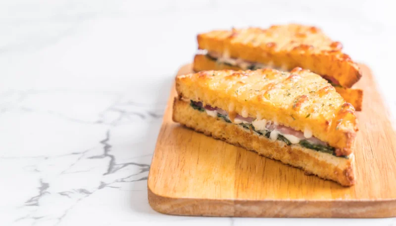 Croque-monsieur aux épinards, chèvre et jambon