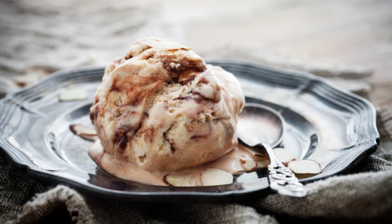 Glace aux amandes et chocolat