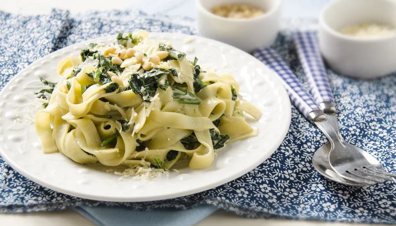 One-pot-pasta aux épinards et pignons de pin