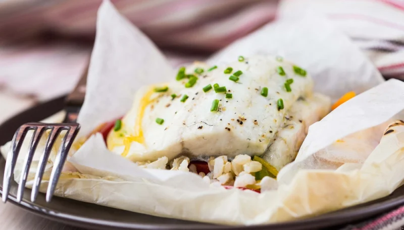 Bar et riz au poivron en papillote