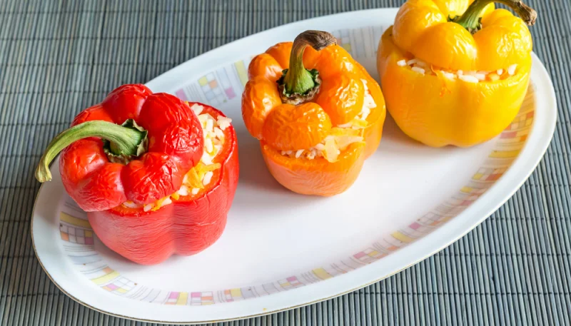 Poivrons farcis au riz et poulet