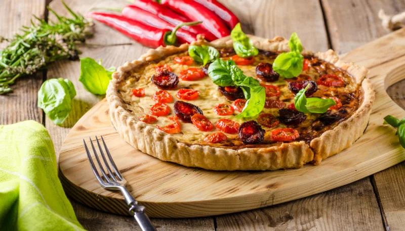Quiche aux poivrons, tomates cerise et chorizo