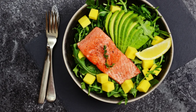 Salade à l'avocat, mangue et saumon