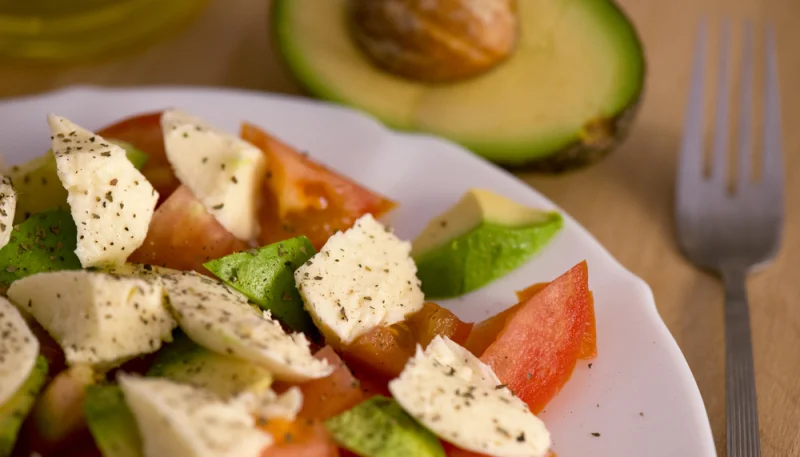 Salade d'avocat, tomates cerise et mozzarella