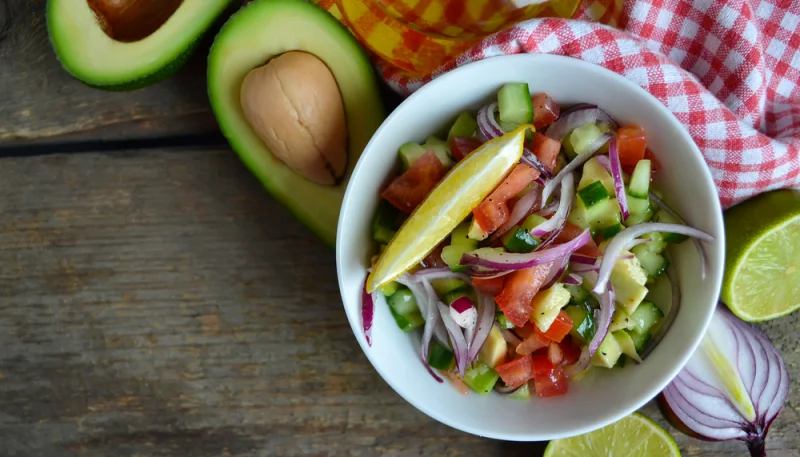 Salade aux tomates, concombre et oignons