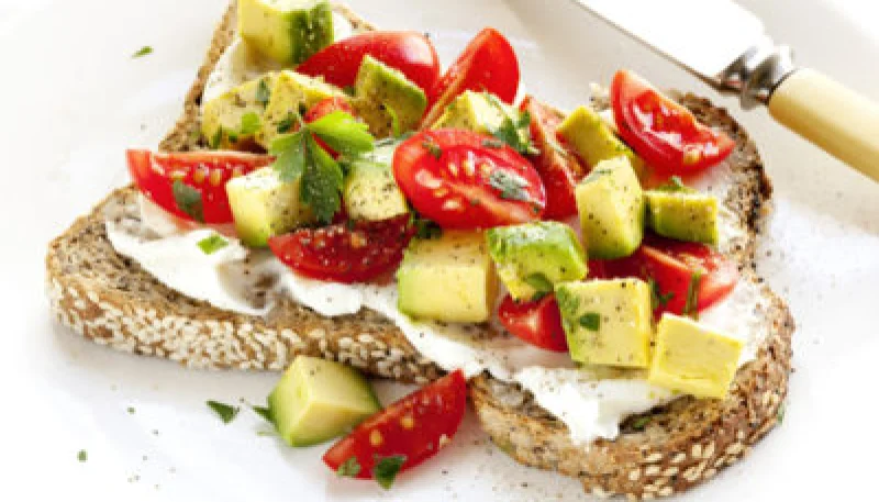 Tartine à l'avocat et aux tomates cerise