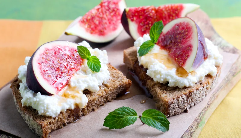 Tartines de fromage frais à la figue et au miel