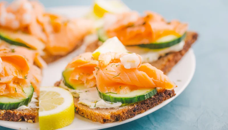 Toasts au saumon, concombre et crevette