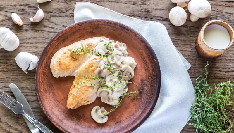 Escalopes de poulet aux champignons à la crème