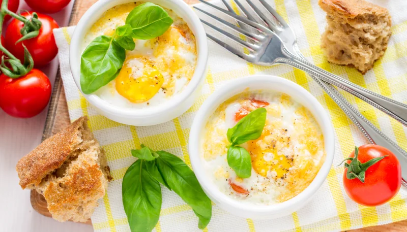 Oeufs cocotte au chèvre et à la tomate